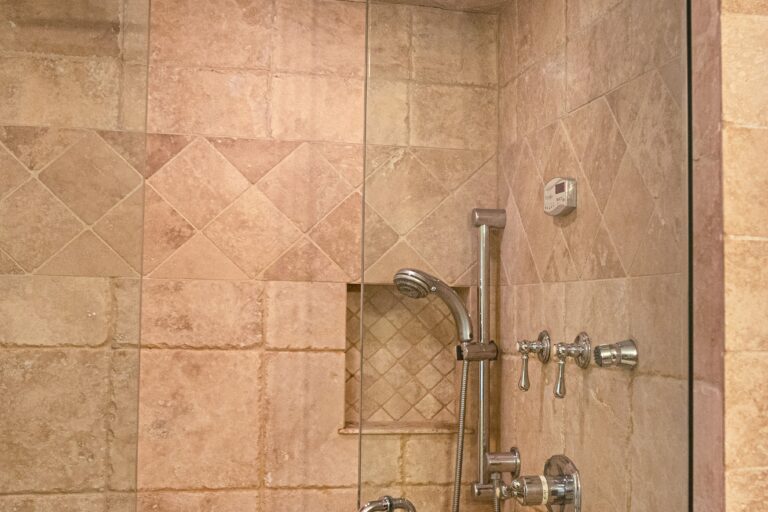 shower room with old brown tile walls